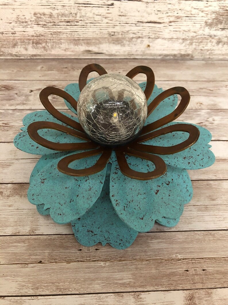 Solar Powered Lotus Flower Light with Crackle Glass Ball - Waterproof Garden Decor🔥